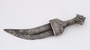 KHANJAR rare Omani dagger with belt and scabbard, 19th century. A fine piece displaying spectacular craftsmanship and silver filigree work, obviously commissioned for a noble of high rank. The Khanjar is considered a national symbol in Oman and is feature - 2