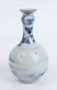 A Chinese blue and white porcelain transitional period bottle vase, Qing Dynasty, 18th century, ​24cm high - 2