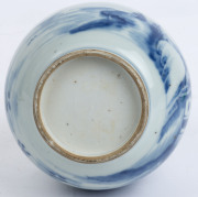 A Chinese blue and white porcelain transitional period bottle vase, Qing Dynasty, 18th century, ​24cm high - 3