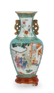 An antique Chinese porcelain sedan chair wall vase with gilt dragon handles and floral decoration depicting three Mandarin court official in outdoor setting, late Qianlong, Jiaqing period, 18th/19th century, 18cm high