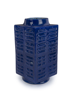 An antique Chinese square form vase with blue glaze, Qing Dynasty, 18th/19th century, 27cm high