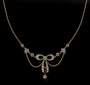 A fine Belle Epoque necklace, peridot and seed pearls set in 9ct gold, early 20th century, 40cm long