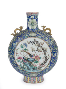 An impressive Chinese porcelain moon-flask vase decorated with two circular famille rose panels with pheasants and flowers in landscape, adorned with gilt dragon handles, and intricate scrolling floral border on blue ground, Daoguang period, Qing Dynasty,
