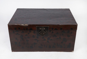 A Chinese lacquered trunk, 19th/20th century, 44cm high, 88cm wide, 63cm deep