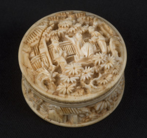 An antique Chinese carved ivory pill box with screw lid, Qing Dynasty. 3cm high, 4cm diameter.