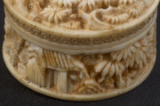 An antique Chinese carved ivory pill box with screw lid, Qing Dynasty. 3cm high, 4cm diameter. - 3
