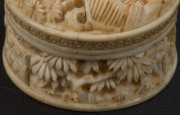 An antique Chinese carved ivory pill box with screw lid, Qing Dynasty. 3cm high, 4cm diameter. - 4