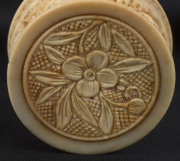 An antique Chinese carved ivory pill box with screw lid, Qing Dynasty. 3cm high, 4cm diameter. - 5