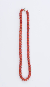 A vintage coral bead necklace with gold clasp, early to mid 20th century, ​47cm long