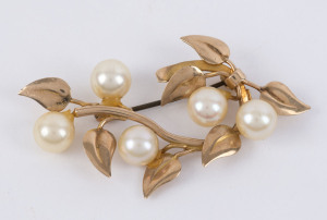 A vintage 9ct gold brooch set with pearls, mid 20th century, ​5.5cm wide