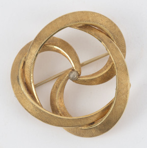 An 18ct gold Modernist brooch, circa 1960, 3.5cm wide, 7.1 grams