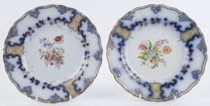 WEDGWOOD pair of antique English porcelain plates with hand-painted floral vignettes, 19th century, impressed stamp "WEDGWOOD PEARL", 23cm diameter