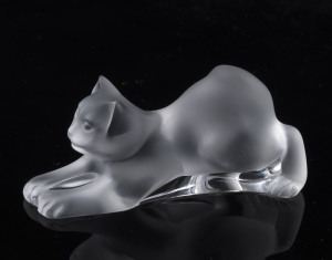 LALIQUE glass cat ornament, engraved "Lalique, France", 9.5cm long