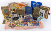 BRITISH ROYALTY & PATRIOTIC MEMORABILIA: accumulation with royalty themed collector ware including 1953 Coronation head scarf, AWA 1953 LP recording of the Coronation, 1993 Crown Jewel replica miniatures in presentation box, horse brasses (11), teaspoons,