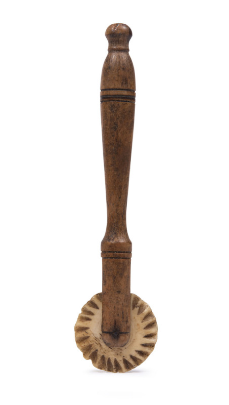 An antique pie crimper, whalebone with turned wooden handle, 19th century, ​12cm high