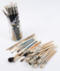 ARTIST PAINT BRUSHES (NEW OLD STOCK): Balfson (West Germany) array of vintage brushes including 'Pure Bristle Fresco Liners' (20) with angled bristles & wooden handles in various sizes; also 'Super Toray Flat' brushes (11), glue brushes in range of sizes 