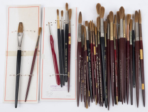 ARTIST PAINT BRUSHES (NEW OLD STOCK): Balfson (West Germany) stock of ''Pure Red Sable" brushes, predominantly round brush head types between sizes 1 and 10, mostly with copper ferrules; bristle lengths between 1.2cm and 3cm, brush lengths between 18cm an
