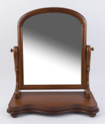 An antique mahogany toilet mirror with serpentine front, circa 1885, 68cm high, 60cm wide, 25cm deep