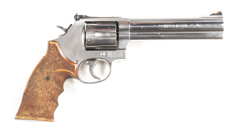 SMITH & WESSON MODEL 686-6 DISTINGUISHED COMBAT C/F STAINLESS STEEL REVOLVER: 357 Magnum; 6 shot fluted cylinder; 148mm (5 7/8”) barrel; vg bore; standard sights; S&W 357 MAGNUM to barrel; S&W Trademark to lhs of frame; MADE IN U.S.A. & address to rhs of