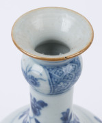 A Chinese blue and white porcelain transitional period bottle vase, Qing Dynasty, 18th century, ​24cm high - 8