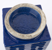 An antique Chinese square form vase with blue glaze, Qing Dynasty, 18th/19th century, 27cm high - 8