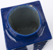 An antique Chinese square form vase with blue glaze, Qing Dynasty, 18th/19th century, 27cm high - 9