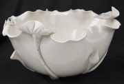 A Chinese blanc de chine porcelain lotus float bowl with flower aide, Qing Dynasty, 18th/19th century, ​12cm high, 23cm wide - 3