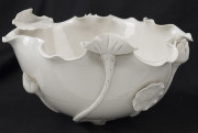 A Chinese blanc de chine porcelain lotus float bowl with flower aide, Qing Dynasty, 18th/19th century, ​12cm high, 23cm wide - 4