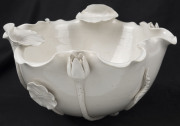 A Chinese blanc de chine porcelain lotus float bowl with flower aide, Qing Dynasty, 18th/19th century, ​12cm high, 23cm wide - 5