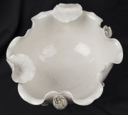 A Chinese blanc de chine porcelain lotus float bowl with flower aide, Qing Dynasty, 18th/19th century, ​12cm high, 23cm wide - 6