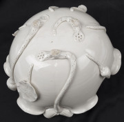 A Chinese blanc de chine porcelain lotus float bowl with flower aide, Qing Dynasty, 18th/19th century, ​12cm high, 23cm wide - 7