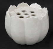 A Chinese blanc de chine porcelain lotus float bowl with flower aide, Qing Dynasty, 18th/19th century, ​12cm high, 23cm wide - 8