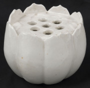 A Chinese blanc de chine porcelain lotus float bowl with flower aide, Qing Dynasty, 18th/19th century, ​12cm high, 23cm wide - 9