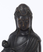 A Chinese bronze Guanying and child Buddhist statue, 19th/20th century, ​21cm high - 3