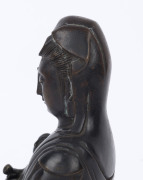 A Chinese bronze Guanying and child Buddhist statue, 19th/20th century, ​21cm high - 4