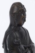 A Chinese bronze Guanying and child Buddhist statue, 19th/20th century, ​21cm high - 6