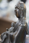 A Chinese bronze Guanying and child Buddhist statue, 19th/20th century, ​21cm high - 11