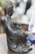 A Chinese bronze Guanying and child Buddhist statue, 19th/20th century, ​21cm high - 13