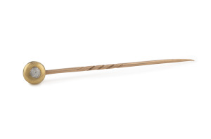 HARDY BROS. (SYDNEY), 18ct yellow gold stickpin set with a diamond head and retaining its screw fitting to enable it to be worn as a dress stud, fully marked for Hardy Brothers and in original retailer's plush fitted box, 19th century, ​6.5cm long, 4.3 gr