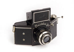 IHAGEE KAMERAWERK (Germany): Exakta Jr (type 4.1) 1936-39 camera [#479986] with black body, hood with logo, lever wind, Vacublitz socket with 2 holes.