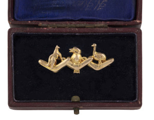 An Australian 9ct gold brooch with three boomerangs, kangaroo, emu and kookaburra, 19th century, 4cm wide, 1.3 grams