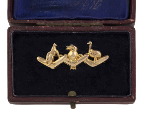 An Australian 9ct gold brooch with three boomerangs, kangaroo, emu and kookaburra, 19th century, ​4cm wide, 1.3 grams