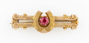 WILLIS & SONS 9ct gold and garnet horseshoe bar brooch, 19th century, stamped "W. 9" with unicorn mark, ​4cm wide, 2.6 grams