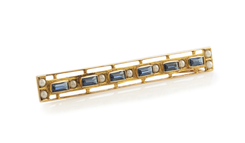 WILLIAM DRUMMOND & CO. Australian Art Deco gold bar brooch set with sapphires and seed pearls, circa 1925, in original plush fitted box, ​6cm wide, 3.1 grams total