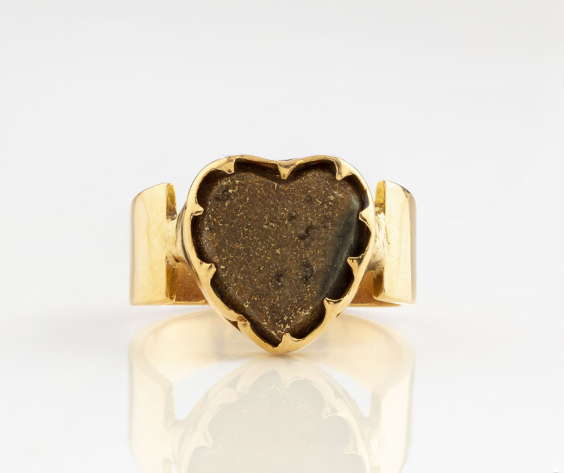 A heart shaped gold ore specimen ring set in yellow gold, late 19th century,