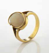A yellow gold ring set with cabochon white opal, 20th century,