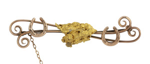 Gold miner's bar brooch with horseshoes and gold nugget specimen, 19th century, 6.5cm wide, 11 grams