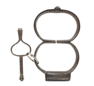 PLUG 8 convict handcuffs with key, late 18th, early 19th century, 13cm wide