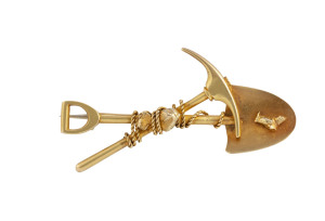A 15ct gold miner's brooch, crossed pick and shovel with gold nugget specimens and entwined rope, 19th century, stamped "S.S. & Co. 15k", ​4.5cm wide, 4.8 grams