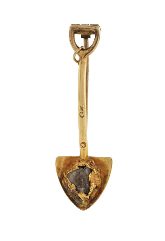 A gold miner's brooch in the form of a shovel with quartz ore specimen, 19th century, ​4.2cm wide, 3.2 grams